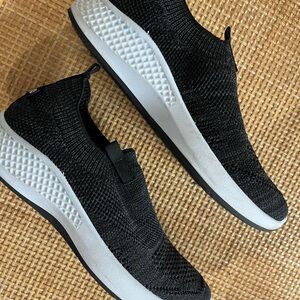 Women’s 6.5 Tommy Bahama slip on sneaker